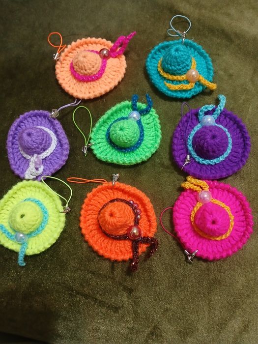 Вязаный Брелок "Шляпка"