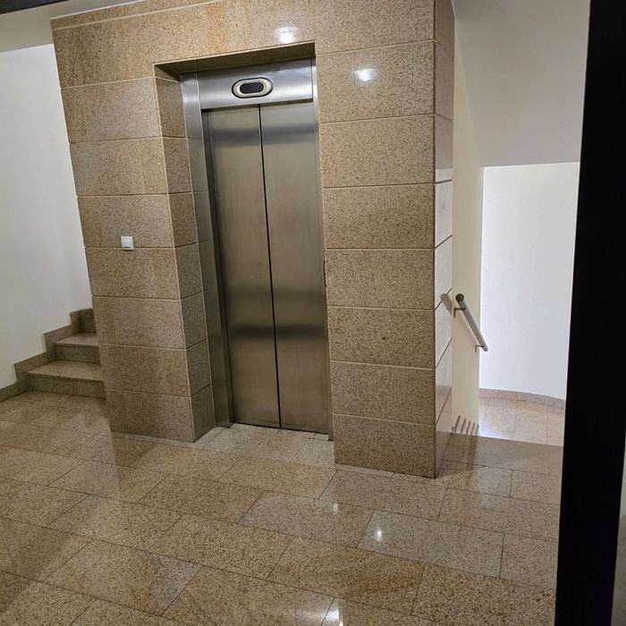 Офис до метро Джеймс Баучер – 2 стаи, южно, ниски разходи + гараж