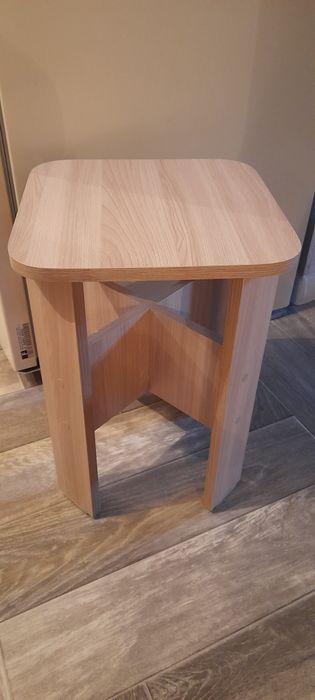 Продам вешалку и табуретки