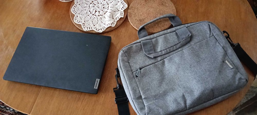 Vand laptop Lenovo cu geanta cadou