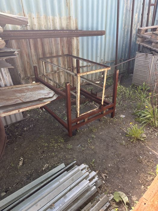 Продаю железные столы
