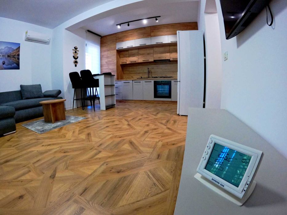 Închiriez apartament cu 2 camere
