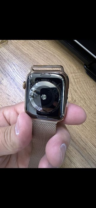Продаются Apple Watch Series 4