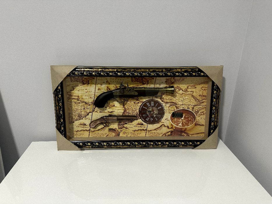 Сувенирный пистолет в рамке