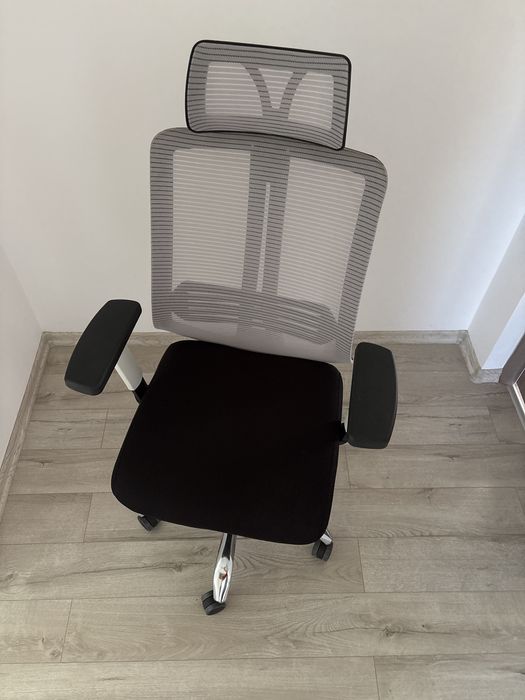 Scaun birou ergonomic cu cotiere reglabile pe inaltime