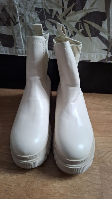 Дамски бежави  боти