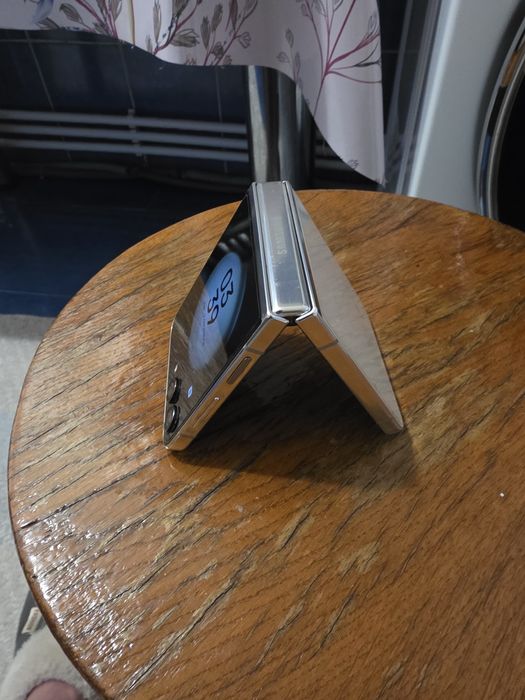 Samsung z flip 5.   512