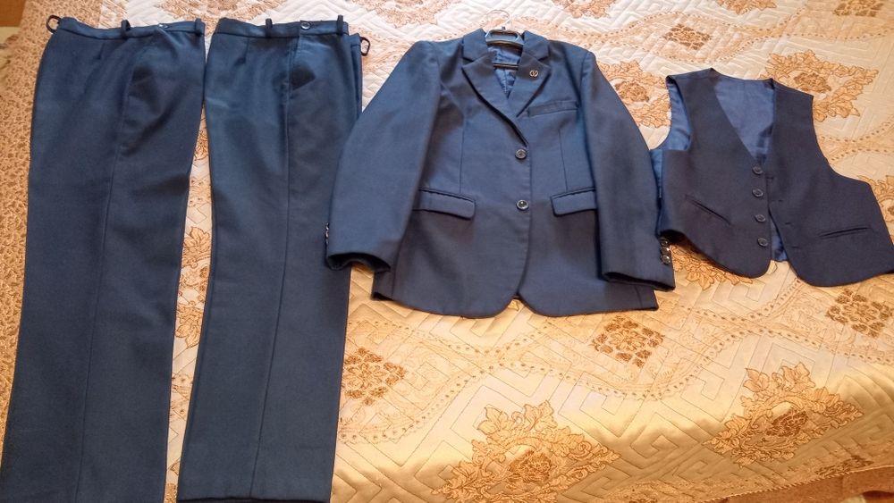 Продаю костюм школьный б/у