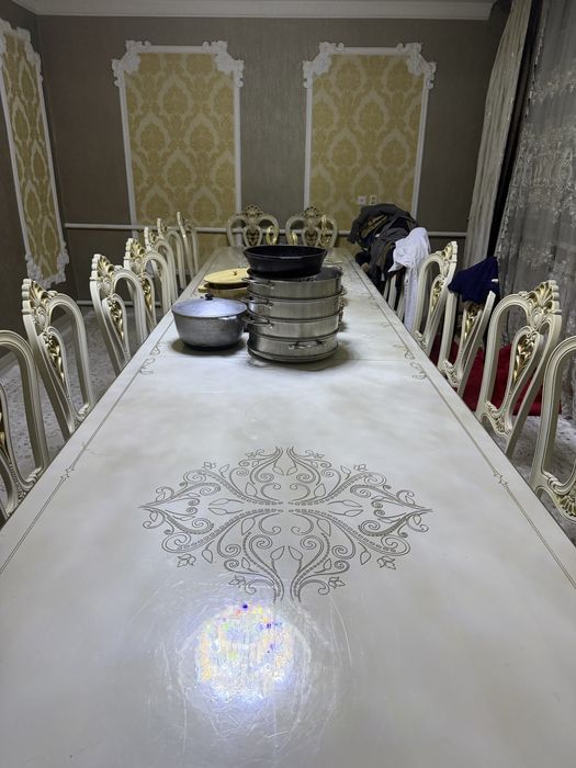 Стол авальный.