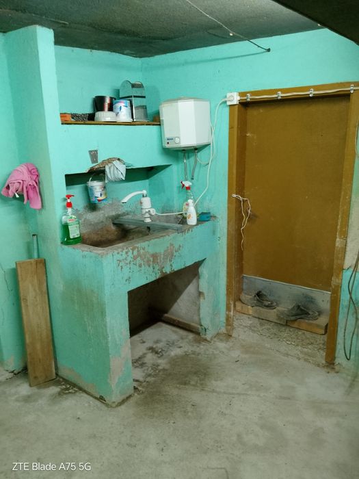 Тухлена къща със стопански постройки