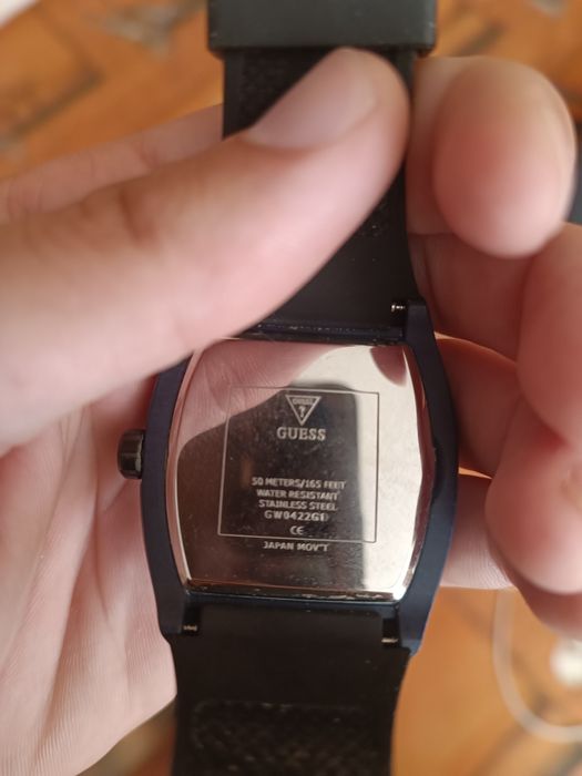Часовник Guess водоустойчив