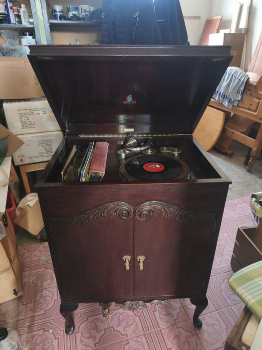 Gramofon tip cabinet în stare de funcționare