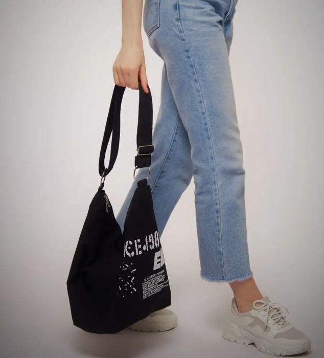 Сумка через плечо шоппер на молнии..