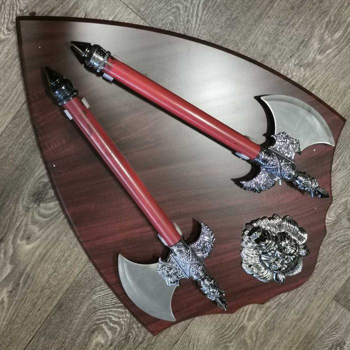 Два броя брадвички с поставка за стена и крепежни елементи