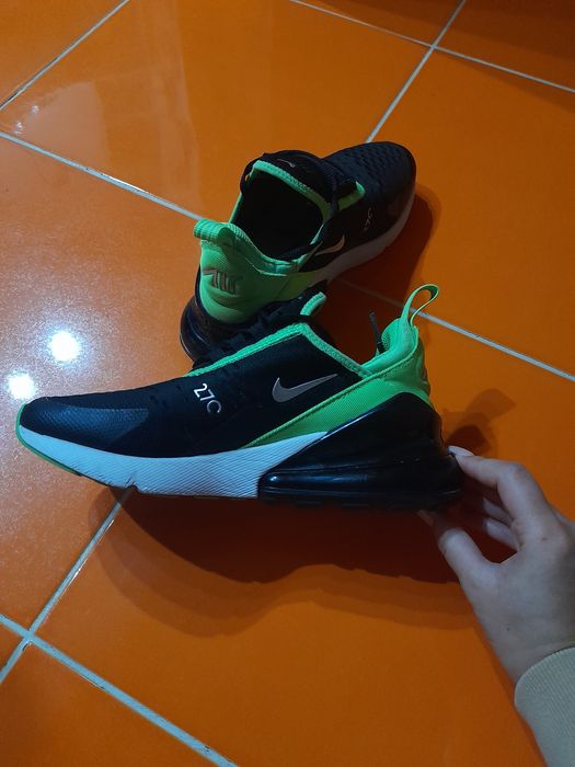 Vând adidași nike air max 270