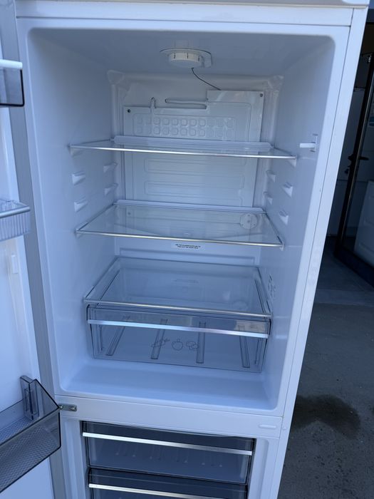 Хладилник с фризер 151см