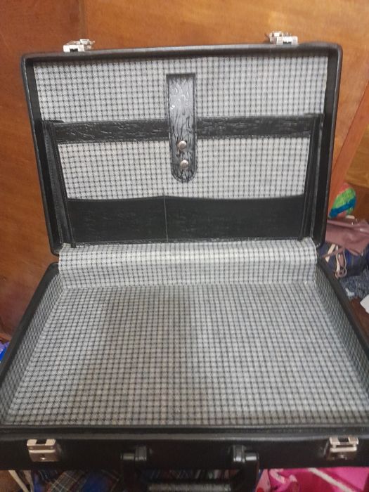 Продам бутылку,аудио кассету .