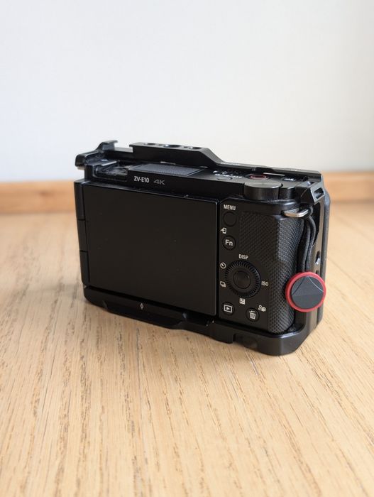 Sony ZV-E10 | + Клетка и Аккумуляторы