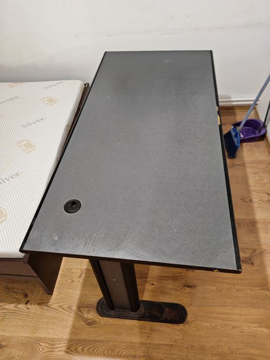 Vând pat cu saltea și birou