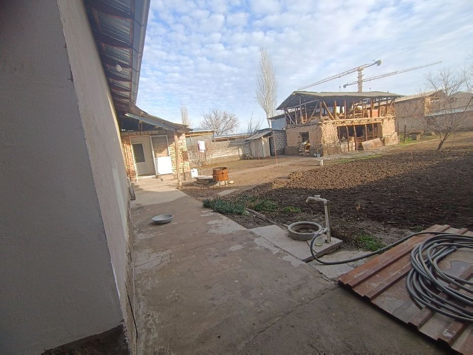 Уй сотилады яанги тошкента срочни 8сотик йер + 2 сотик захвати бор