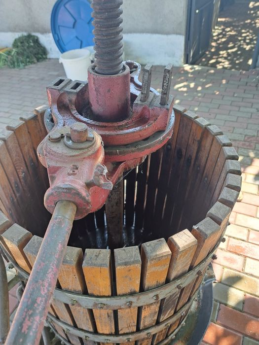 Vând teasc struguri