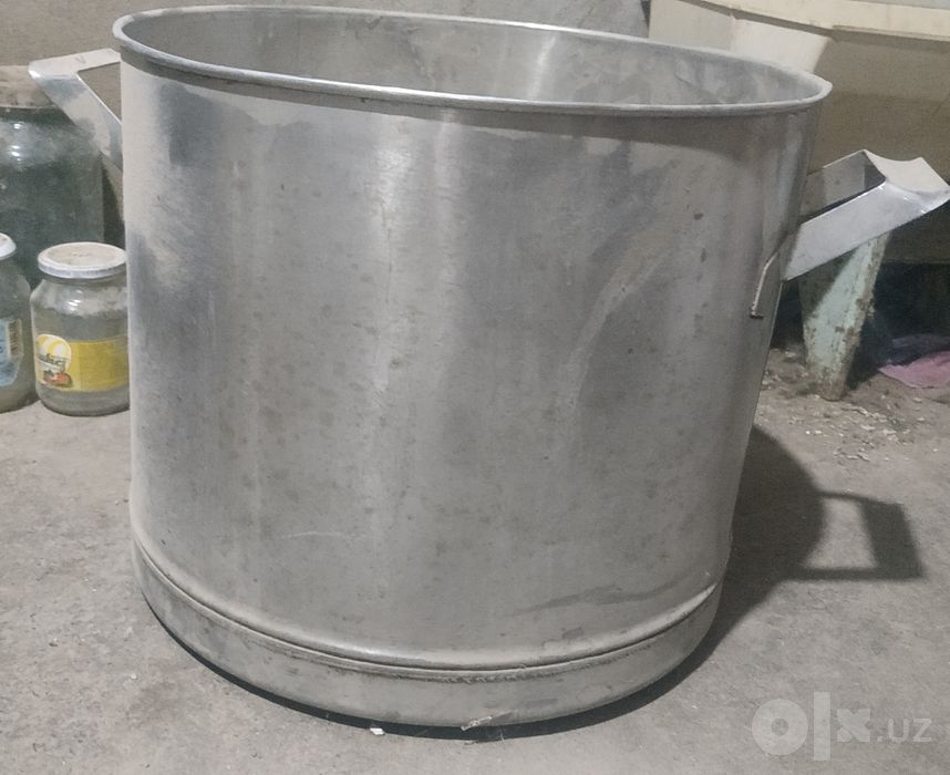 Бак (большая кострюля) из нержавеющей стали.