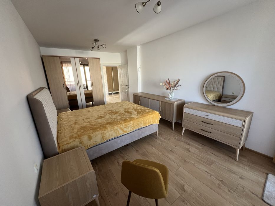 Тристаен Апартамент с ПАРКОМЯСТО, 2 бани, 2 спални до Катедралата.