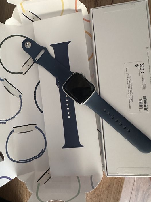 В гаранция: Apple watch SE (GPS) Gen 2, 40мм
