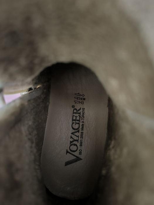 Бежови дамски ботуши от естествена кожа с косъм отвътре