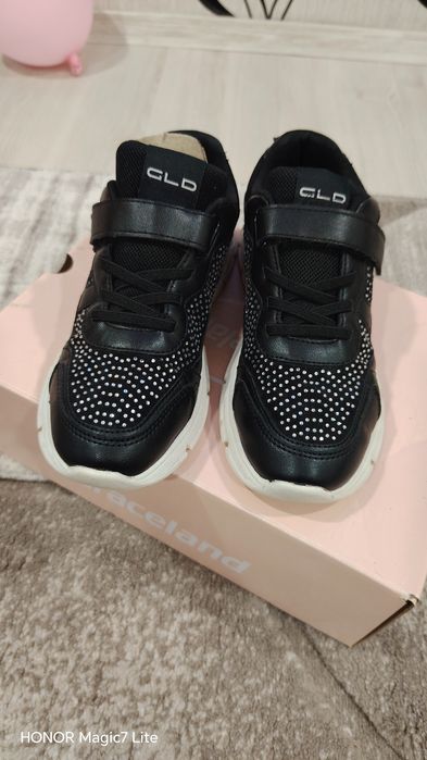 Adidași negri cu strasuri