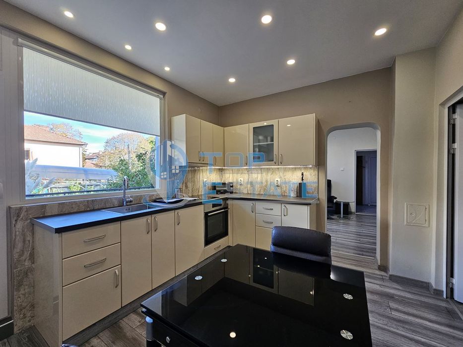 Триетажна обзаведена къща с два гаража в Горна Оряховица