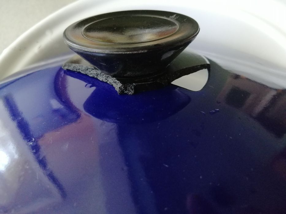 Емайлирани нови тенджери.