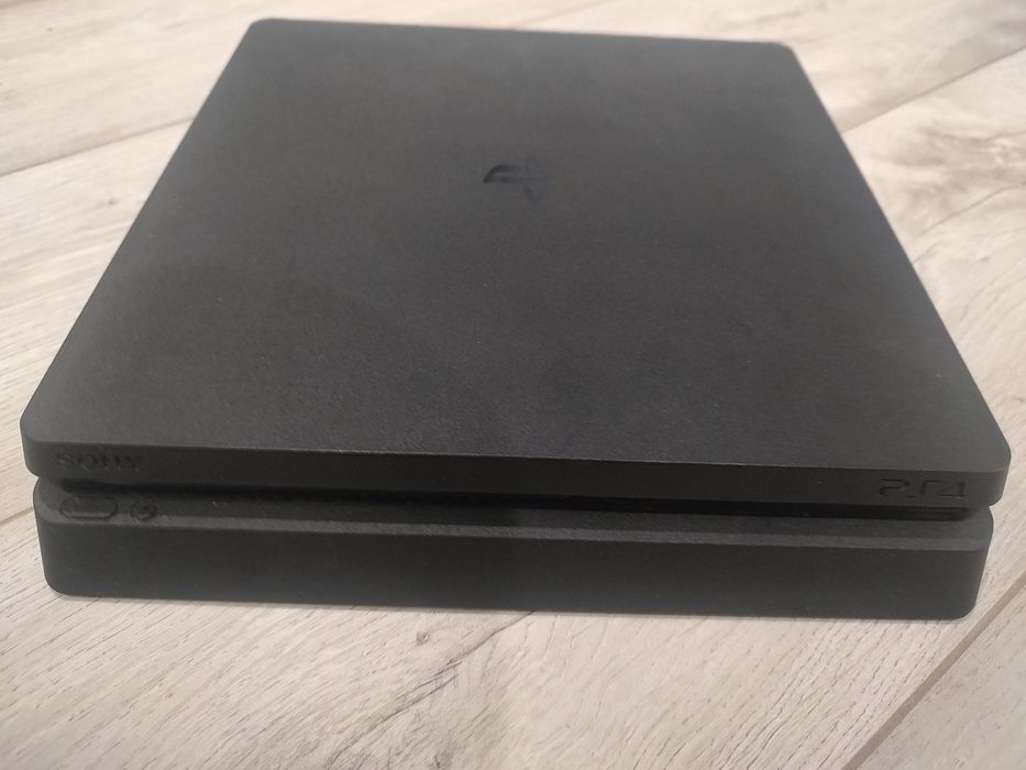 Продавам Play Station slim 4- 500GB
