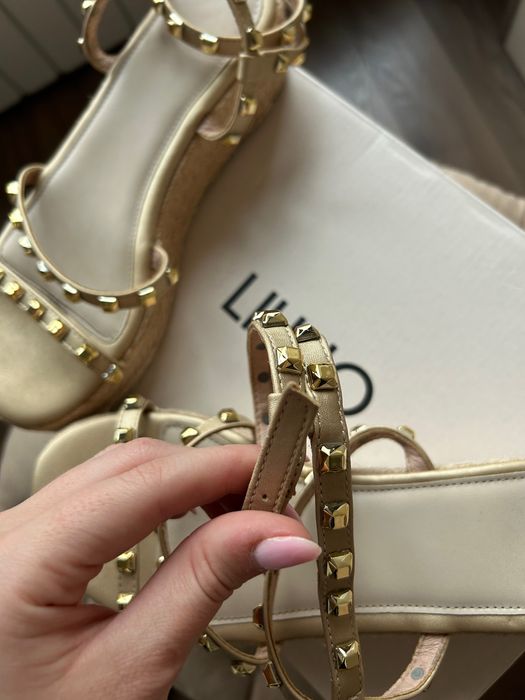 Златни сандали дамски