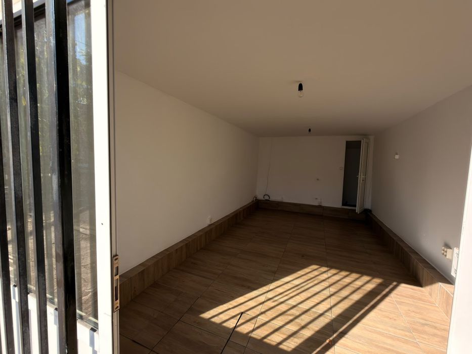 Inchiriez spatiu stradal
