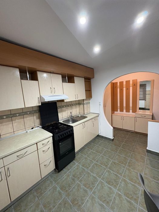 Apartament 2 camere de închiriat, zona  Cotul Mic, etajul 1
