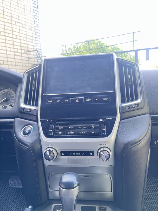 Автомобиль toyota land cruiser 200