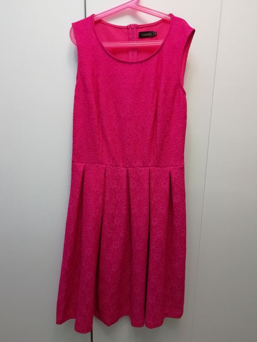 Распродажа праздничных платьев.