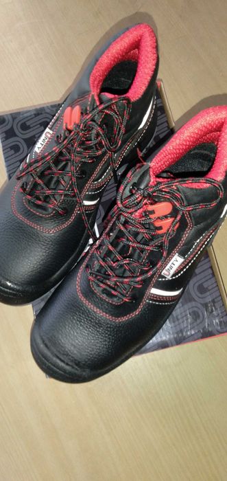Нови  обувки с предпазно бомбе  39 номер