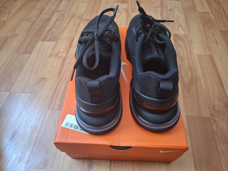 Vând adidași nike air max