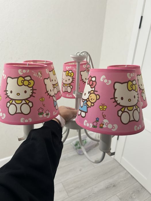 Детская люстра в розовом фоне