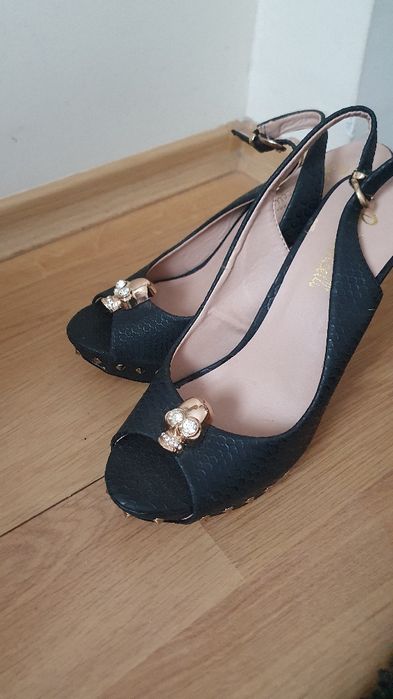 Сандали в черно на висок ток