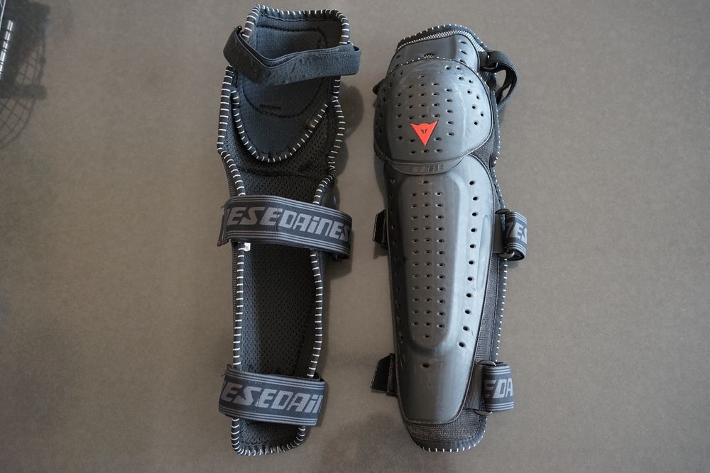 Dainese протектори за коляно