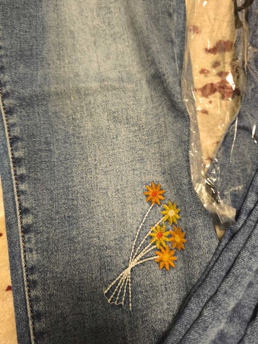 Oferta Blugi elastici cu broderie-nou