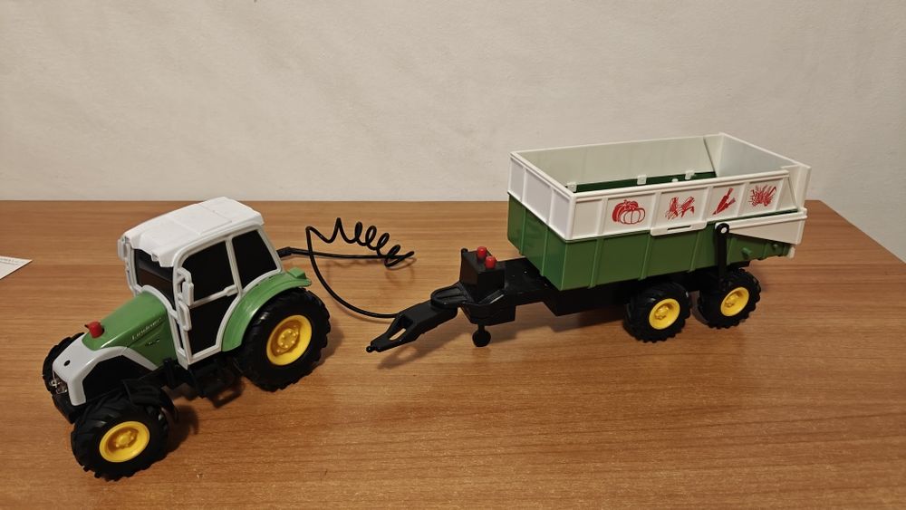 Tractor cu remorca de jucarie