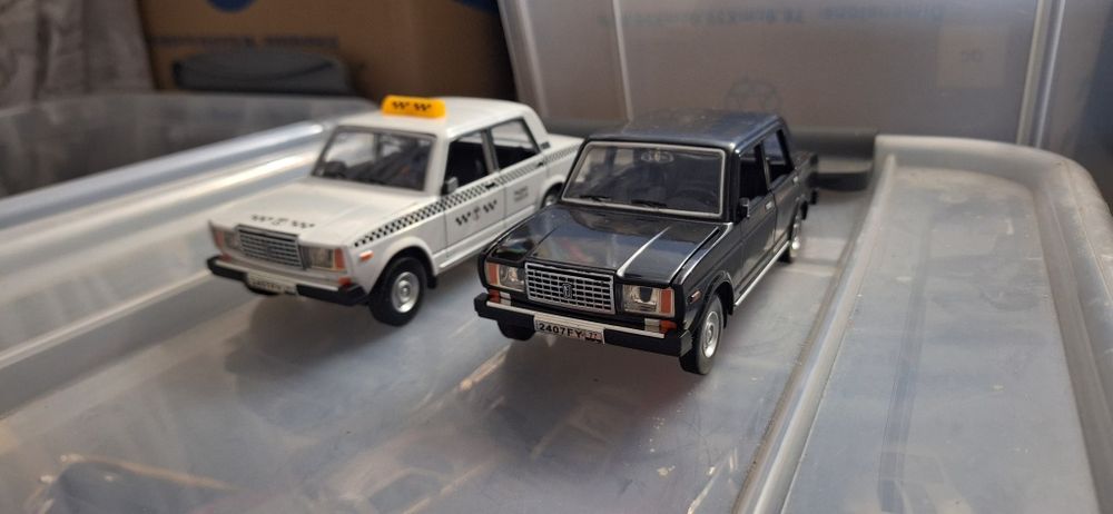 Метални колички 1:24