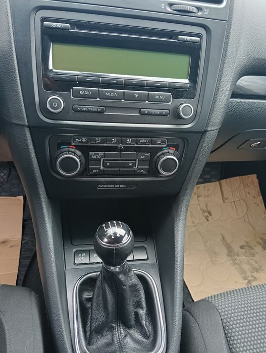 Radio CD Auto original VW GOLF 6. Nu am codul de deblocare.