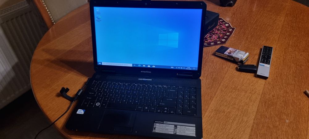 Laptop e-machine 320 gb hdd windows 10 pro nou