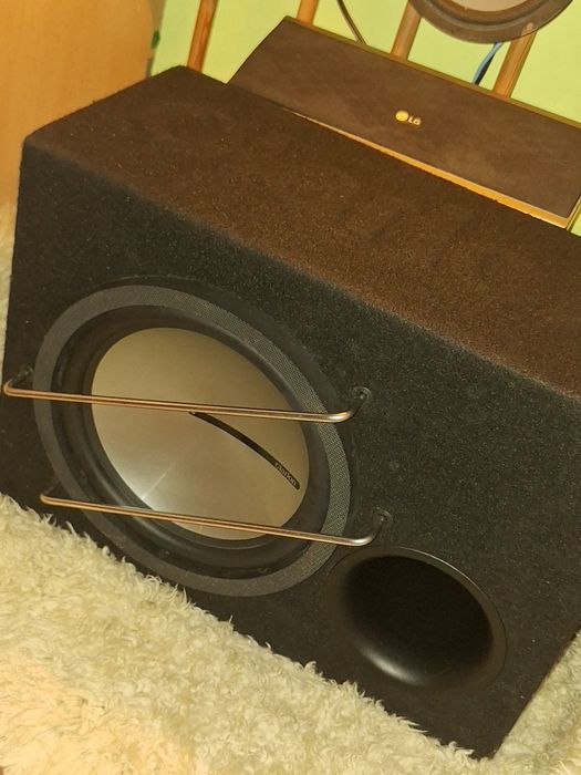 Продавам бас каса Clarion