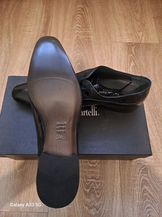 Vand pantofi noi, din piele naturală lacuită, pentru bărbați.